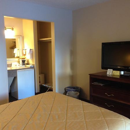 Super 8 Calgary Village エクステリア 写真