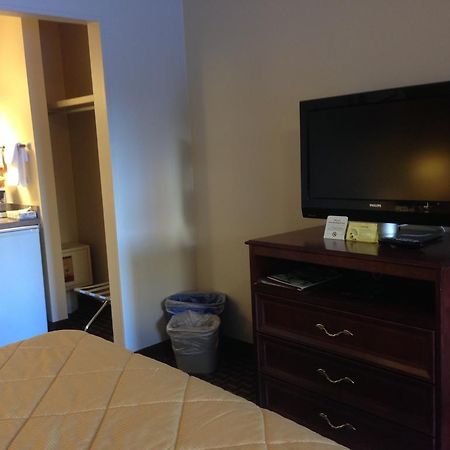 Super 8 Calgary Village エクステリア 写真