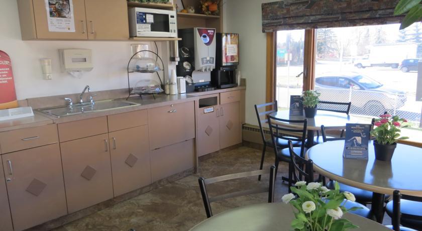 Super 8 Calgary Village エクステリア 写真