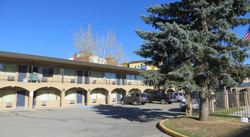 Super 8 Calgary Village エクステリア 写真