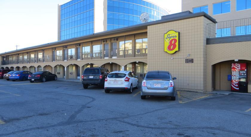 Super 8 Calgary Village エクステリア 写真
