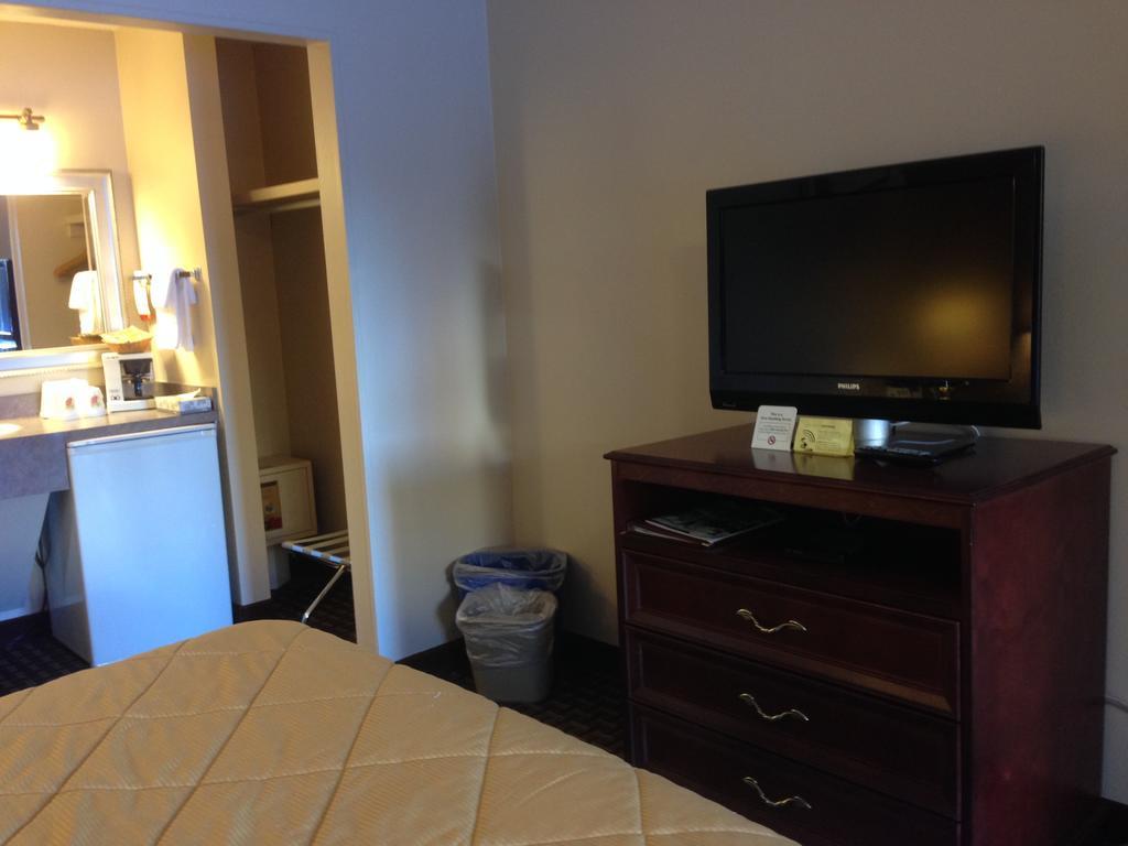Super 8 Calgary Village エクステリア 写真