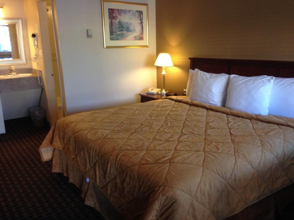 Super 8 Calgary Village エクステリア 写真