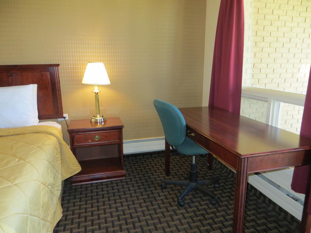 Super 8 Calgary Village エクステリア 写真