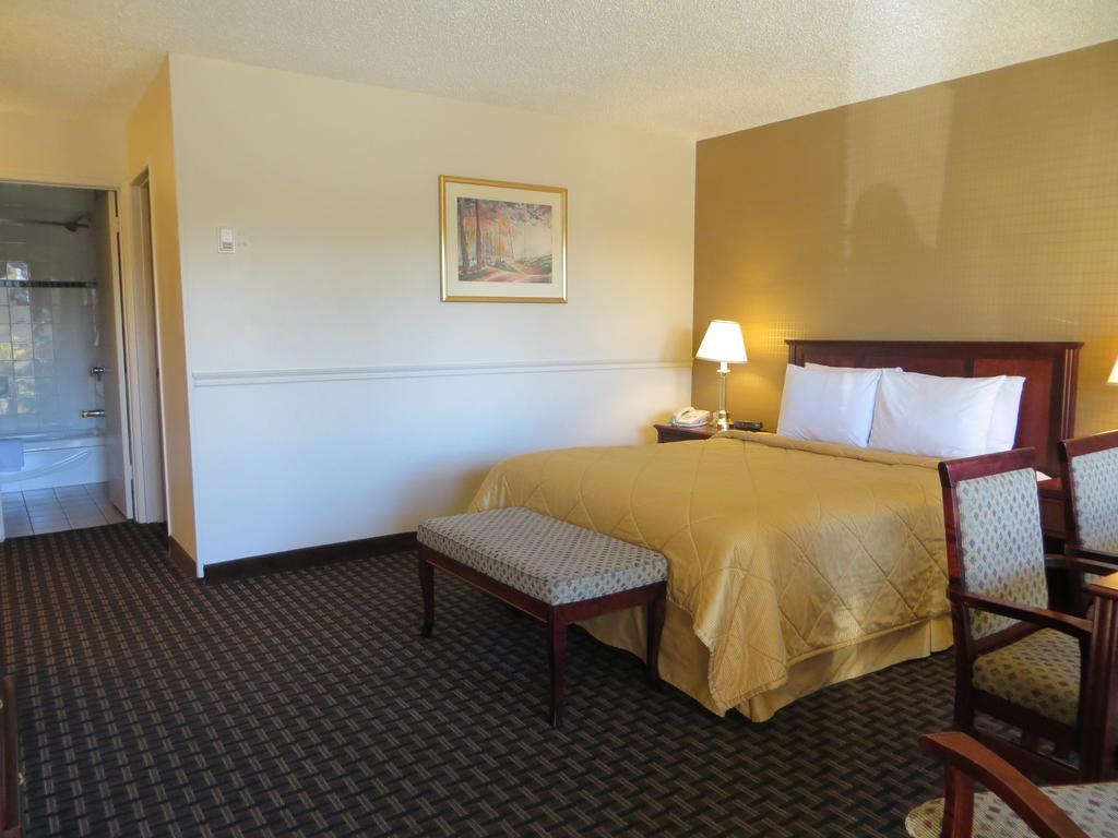 Super 8 Calgary Village エクステリア 写真