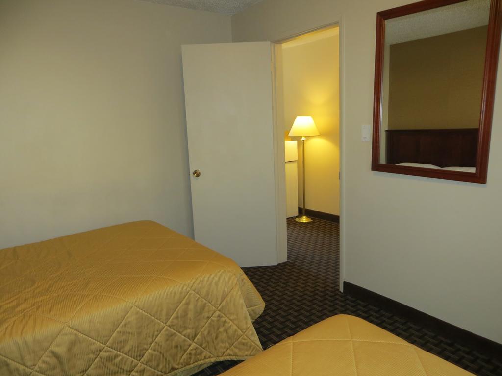 Super 8 Calgary Village エクステリア 写真