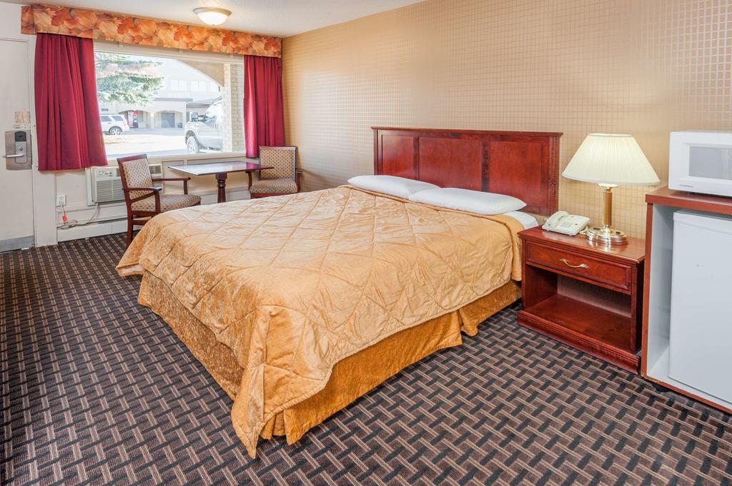Super 8 Calgary Village エクステリア 写真
