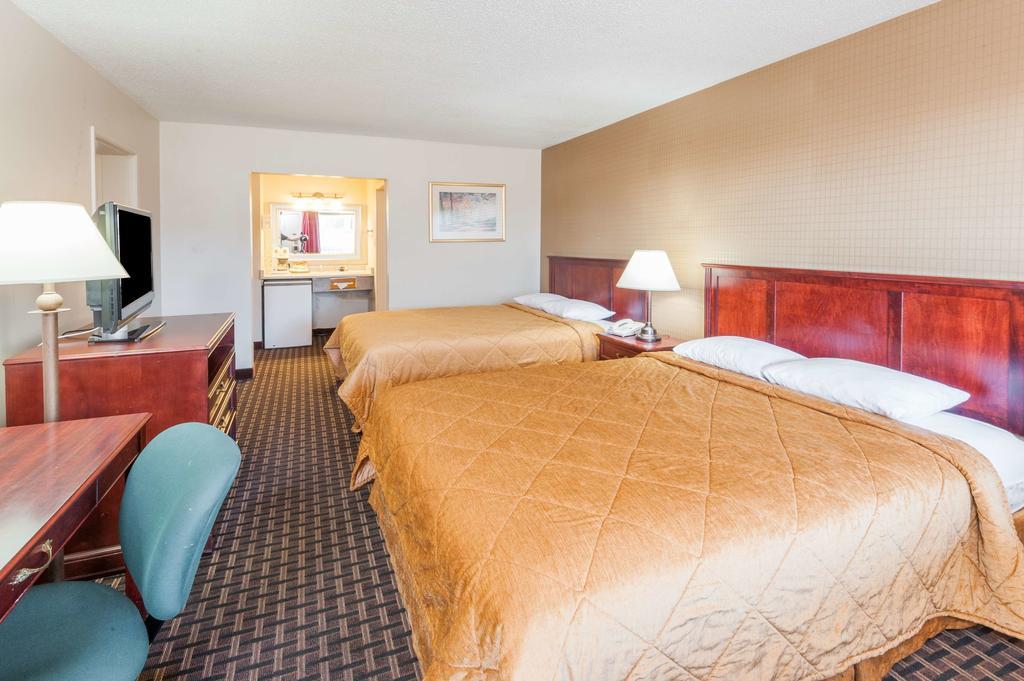 Super 8 Calgary Village エクステリア 写真