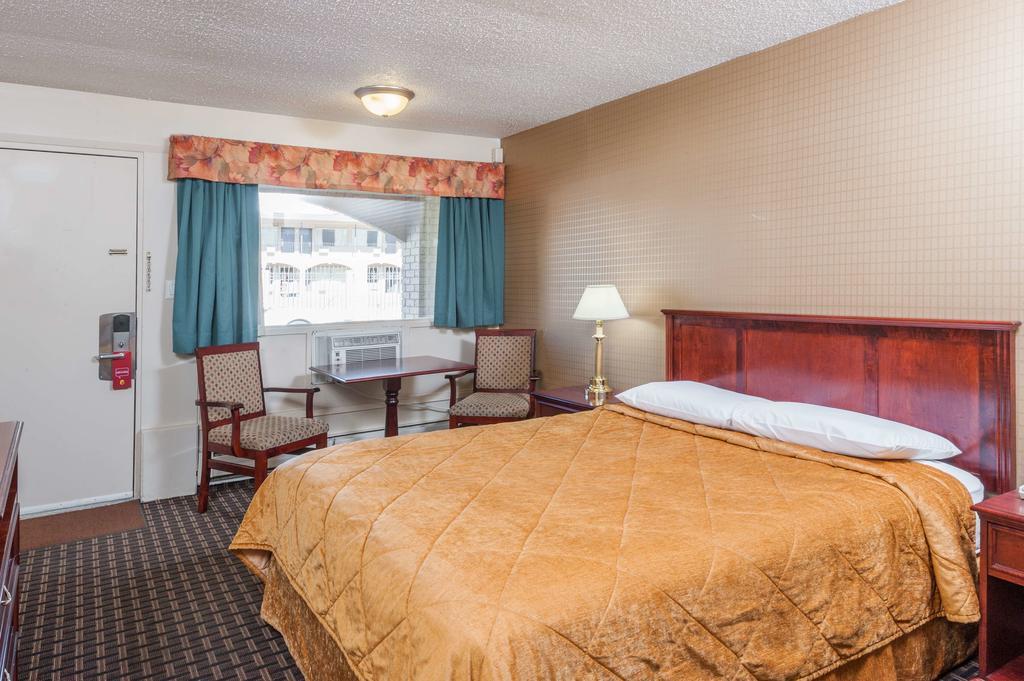 Super 8 Calgary Village エクステリア 写真