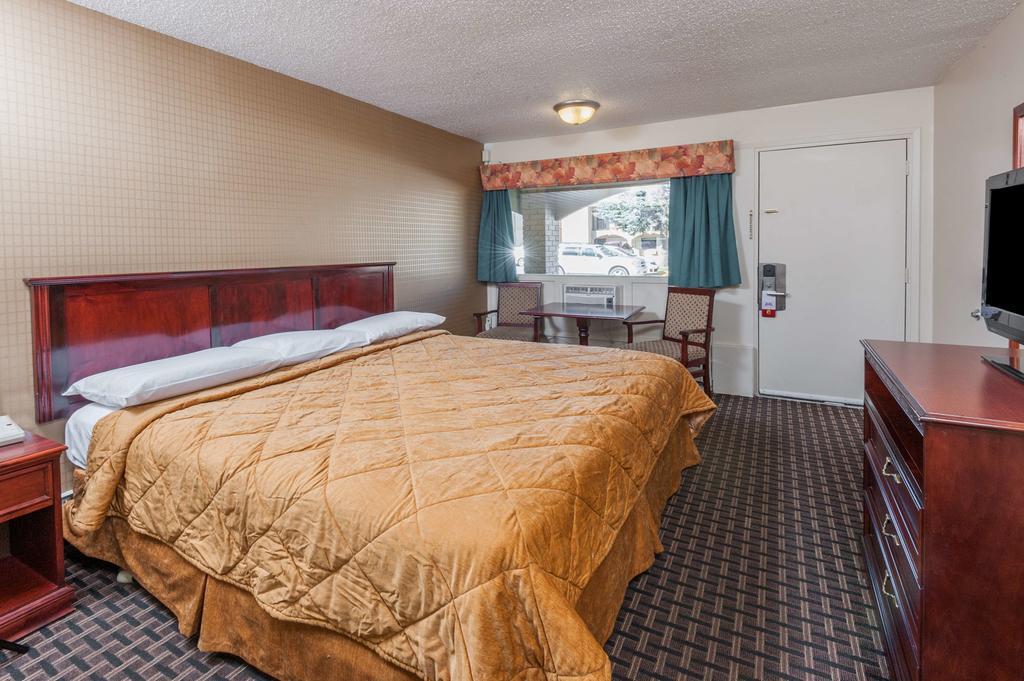 Super 8 Calgary Village エクステリア 写真