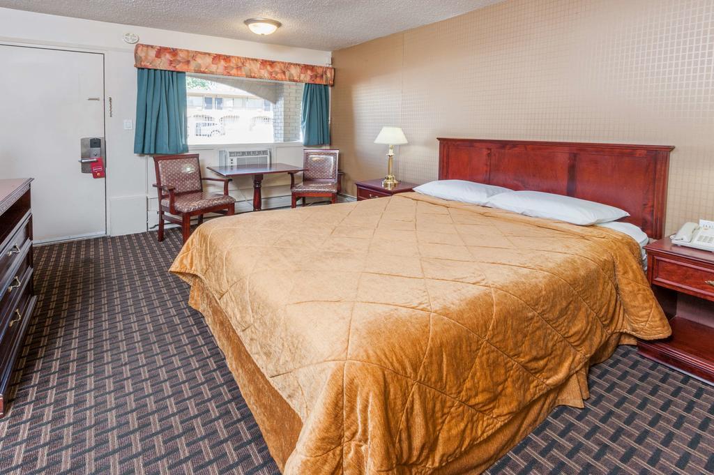 Super 8 Calgary Village エクステリア 写真