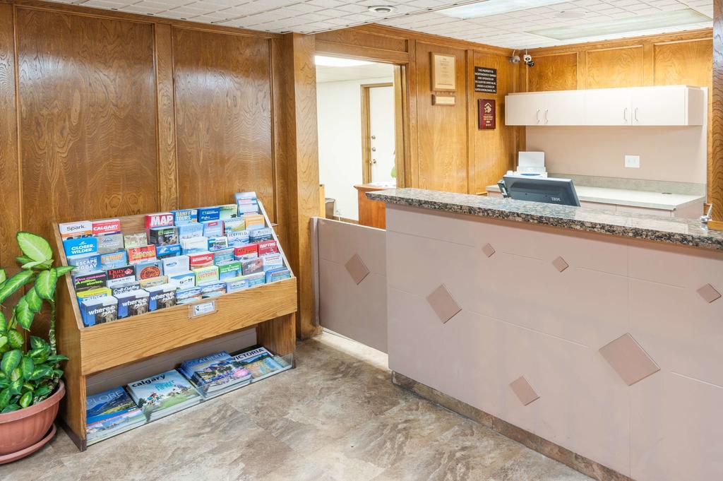 Super 8 Calgary Village エクステリア 写真
