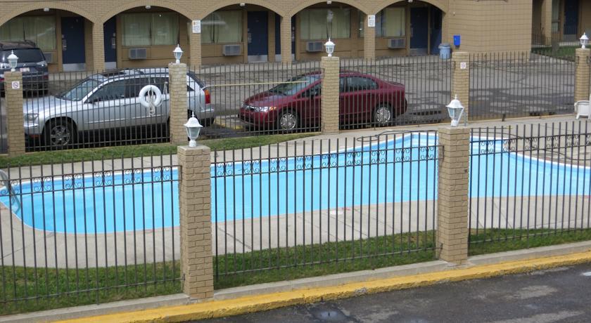 Super 8 Calgary Village エクステリア 写真