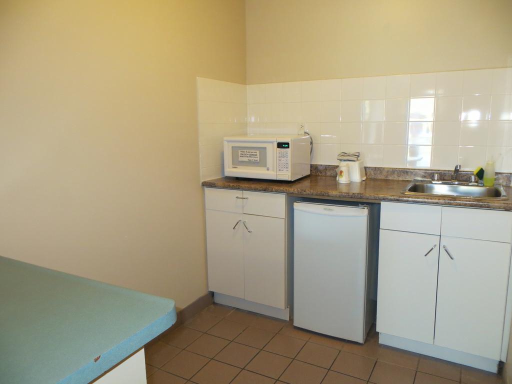 Super 8 Calgary Village エクステリア 写真